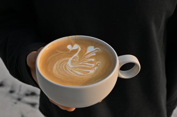 Quels conseils pour porter des chaussures à talons compensés avec des robes maxi ?